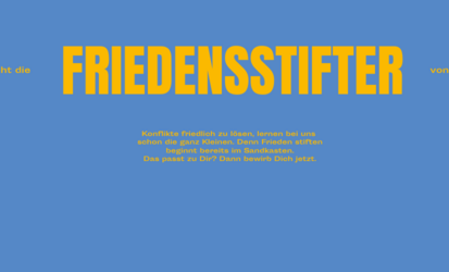 Unsere Kampagne zur Gewinnung von Erzieherinnen und Erzieher fragt: wer erzieht die Friedensstifter von morgen? Mit gelber Schrift auf blauem Grund ist auch die Antwort zu lesen: Konflikte friedlich zu lösen, lernen bei uns schon die ganz Kleinen. Denn Frieden stiften beginnt bereits im Sandkasten. Das passt zu Dir? Dann bewirb Dich jetzt. 