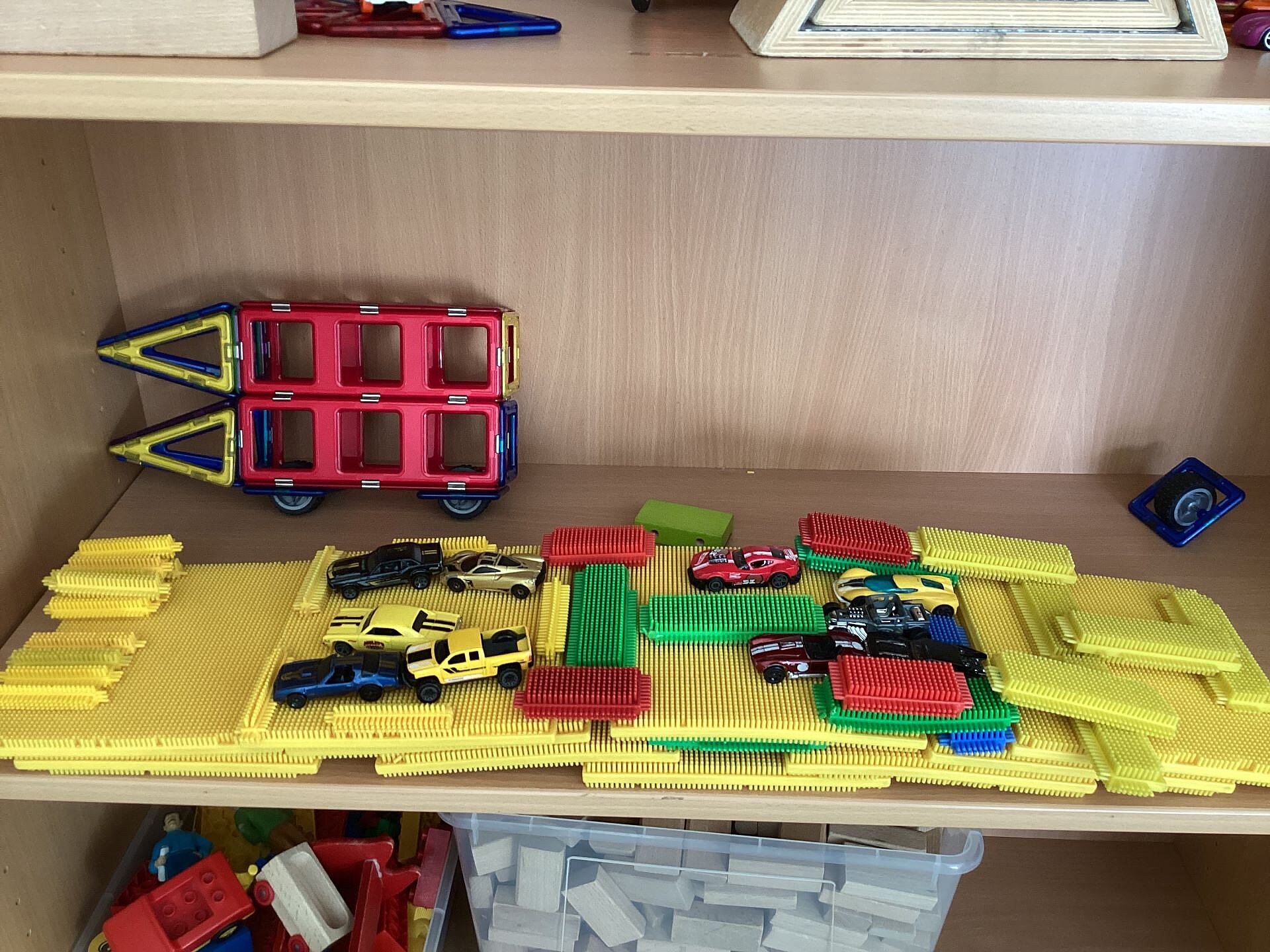 Fahrzeuge und Legoplatten gehören zur Grundausstattung im Kinder- und Familienzentrum St. Fidelis in Stuttgart-West. 