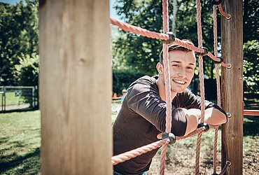 Marurizio Caliandro hat sich vom Kinderpfleger zum Gruppenleiter weitergeblidet. Zu sehen ist er beim Klettergerüst in seiner katholischen Kindertagesstätte.