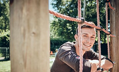 Marurizio Caliandro hat sich vom Kinderpfleger zum Gruppenleiter weitergeblidet. Zu sehen ist er beim Klettergerüst in seiner katholischen Kindertagesstätte.