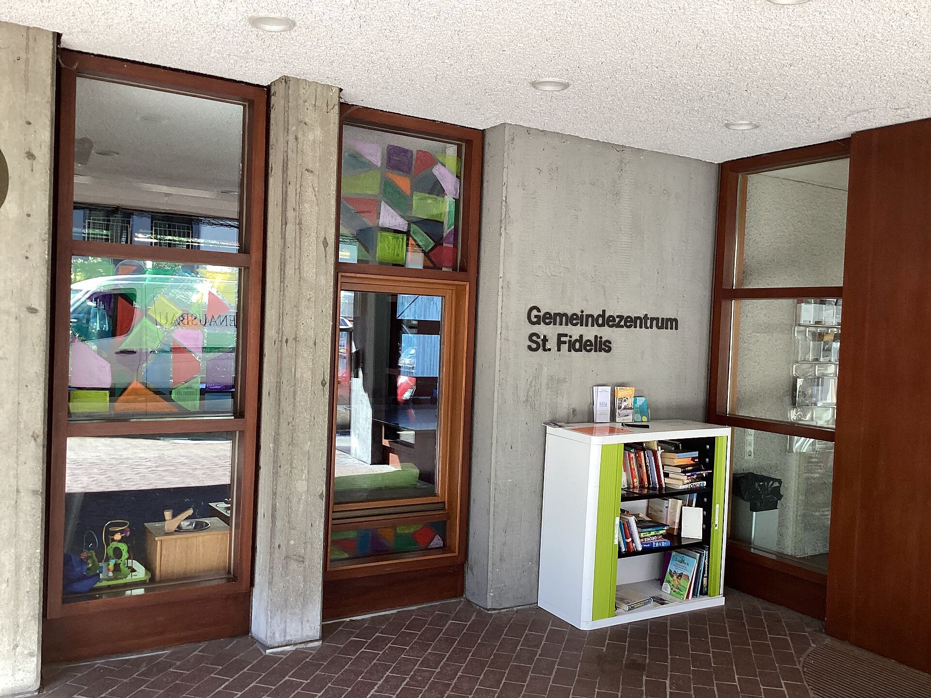 Zu sehen ist der Eingang des Kinder- und Familienzentrums St. Fidelis im Stuttgarter Westen. 