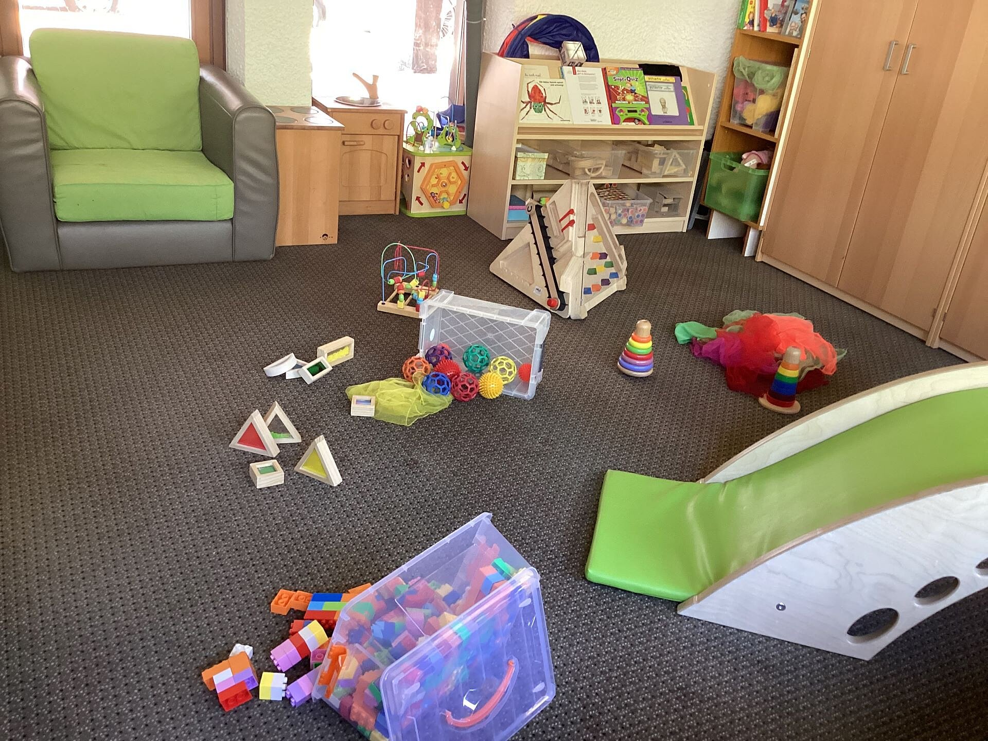 Viel Platz zum Spielen: In dem Raum im Kinder- und Familienzentrum St. Fidelis gibt es einen Sessel, eine kleine Rutsche und viele Spielzeuge, darunter auch Kisten mit Legosteinen. 
