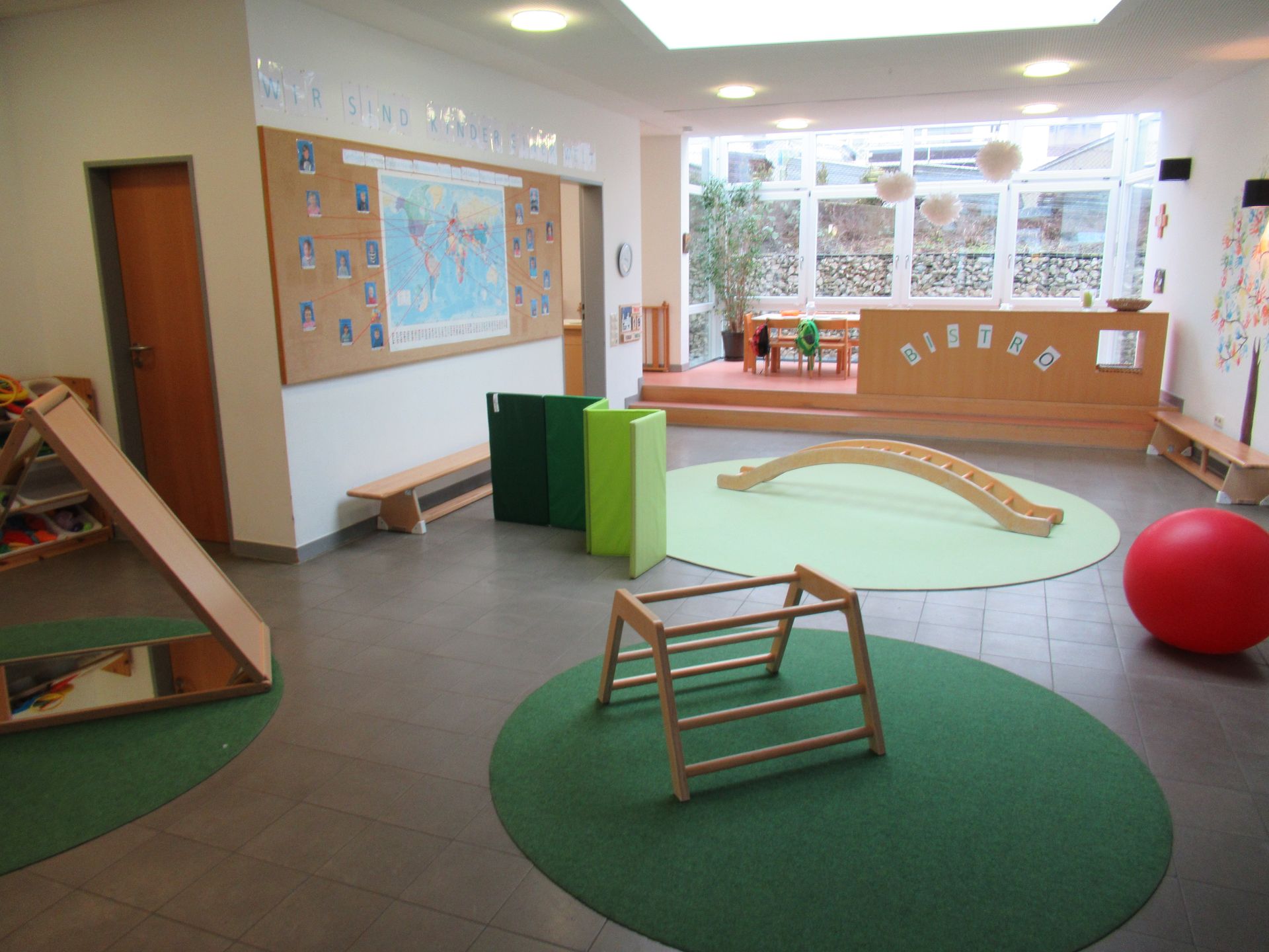 Das Spielzimmer im Kinder- und Familienzentrum St. Georg ist lichtdurchflutet, bunt und freundlich. 